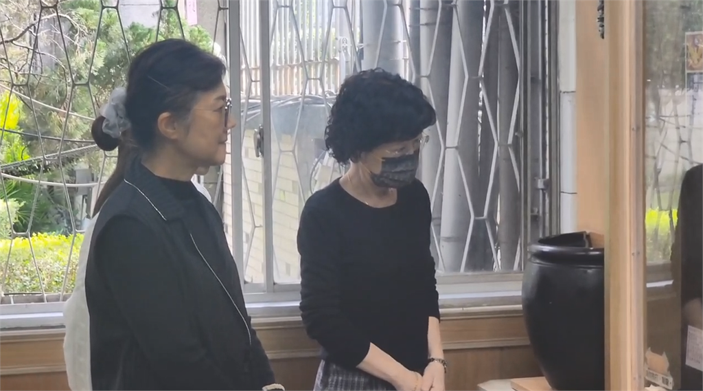 快新聞/柯文哲暫解除禁見! 陳佩琪、柯美蘭今早一身黑進北所探視
