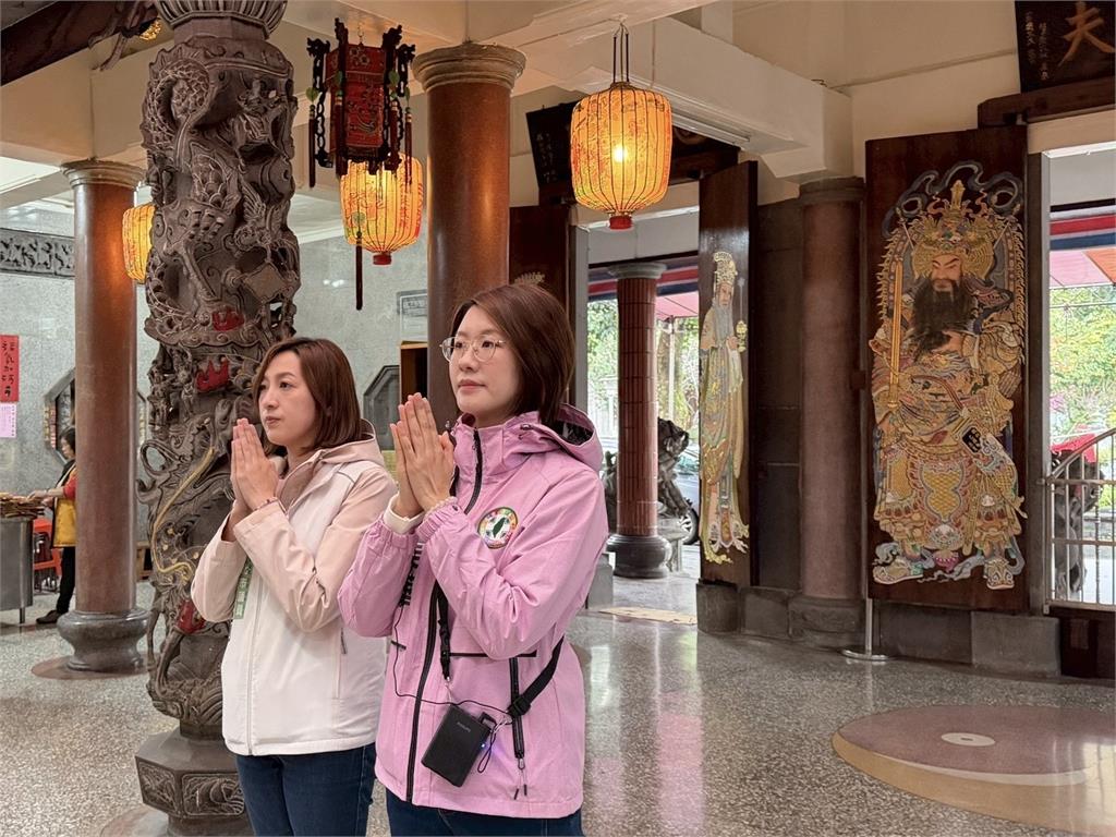 雙姝聯手出擊！蔡美華拚汐金萬初選 陳乃瑜雨中相挺