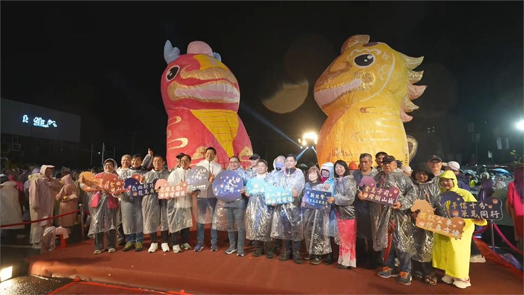 平溪天燈節登場！　「龍馬主燈+百盞天燈」雨中齊飛點亮夜空