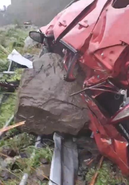 快新聞/阿里山林鐵員工冒雨上山搶修 回程慘遭巨石砸中「命危送醫搶救」