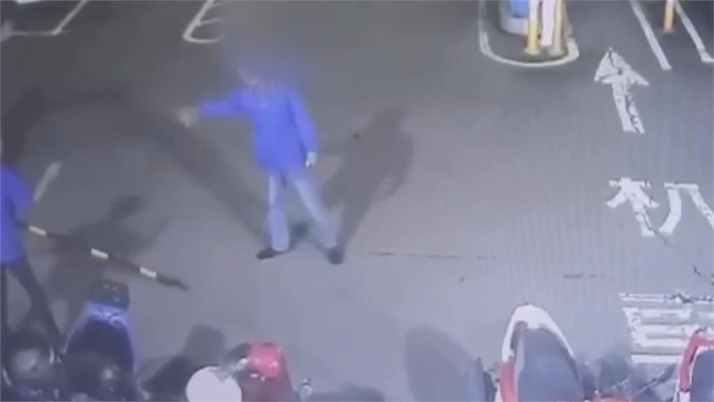帥！　男疑不滿前雇主持刀上門　路人過肩摔壓制