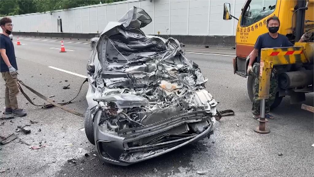 開啟自駕少了「這一步」? 轎車國道上直直撞上緩撞車