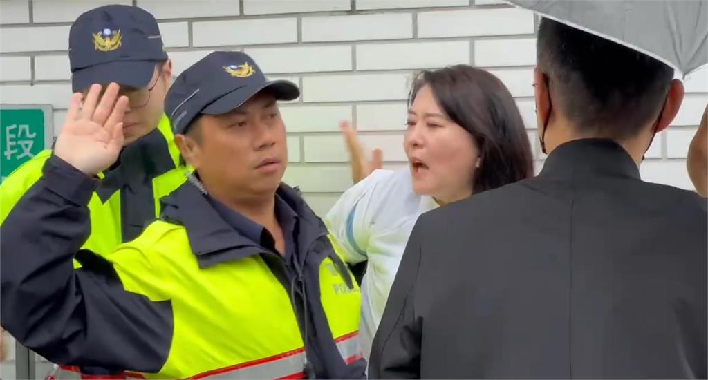 快新聞/王鴻薇硬闖北院管制區 與警員起口角畫面曝光