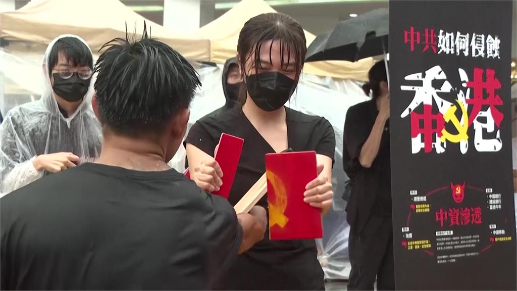 中共國慶掀全球抗議！在台港人西門暴雨捍自由　力喊：民主不是免費的