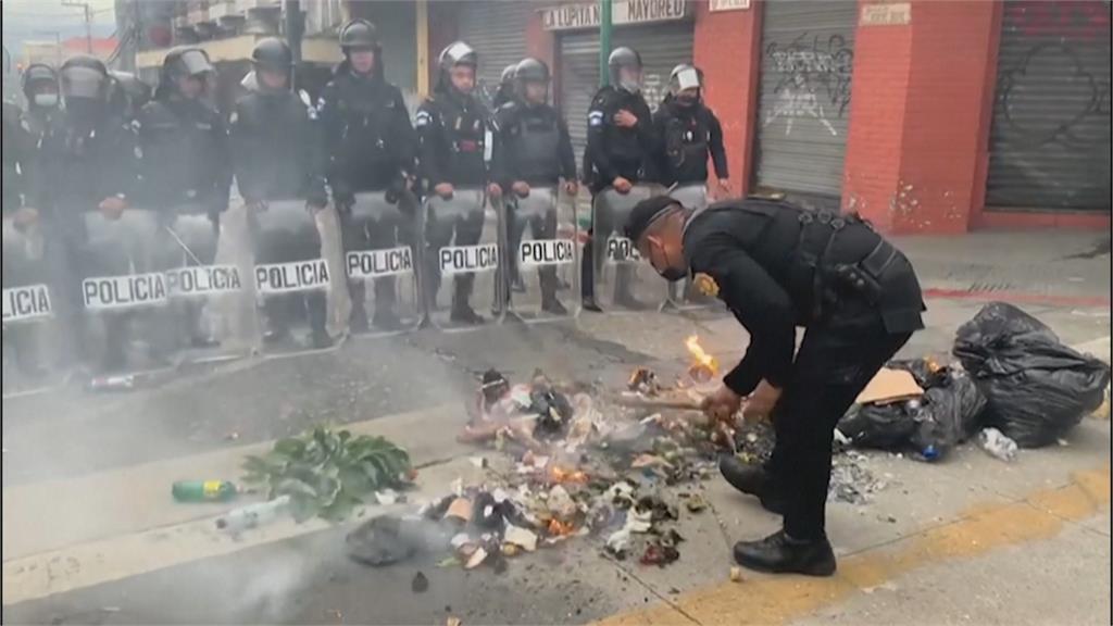 抗議不發賠償金 瓜地馬拉退伍軍人闖國會示威
