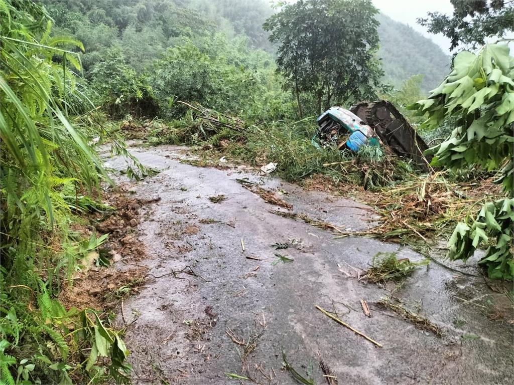 淡水老街堆沙包、三峽拆裝置藝術　里長遭挖土機重壓當場OHCA