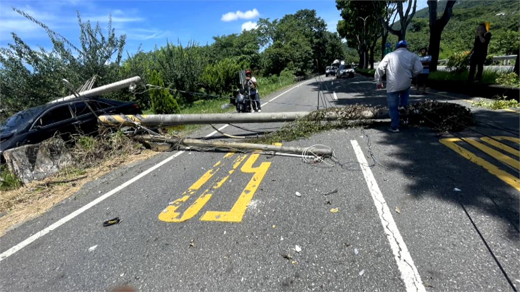 婦人開車恍神撞斷電桿 對向車遭砸 台16線中斷40分鐘
