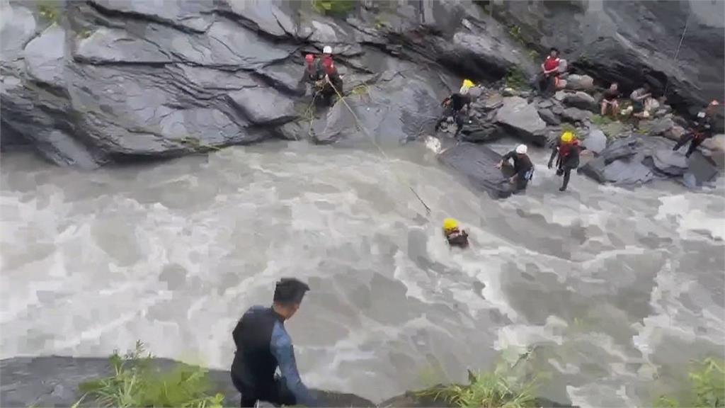 驚險畫面!午後大雨溪水暴漲 佳暮村迴旋谷溯溪9人受困