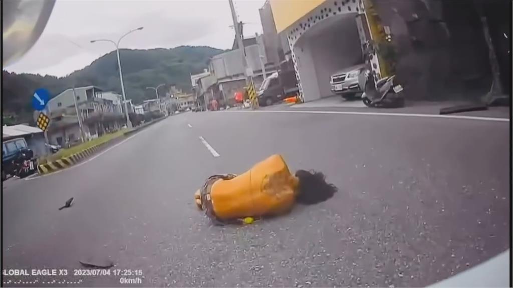 驚!狗狗拉著主人往馬路上衝 騎士閃避不及撞飼主兩人慘摔
