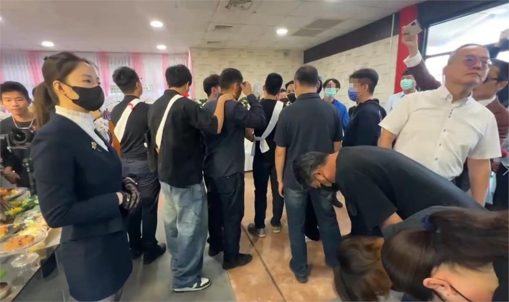 突現身女警告別式！女大生下跪「家屬轉身不看」親友當面嗆：沒誠意就不要進