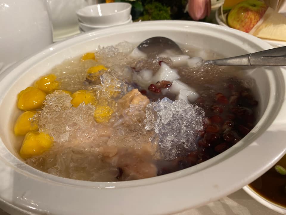 台南婚宴端出「4層水果塔」澎湃菜單曝光！在地人笑喊：這很正常