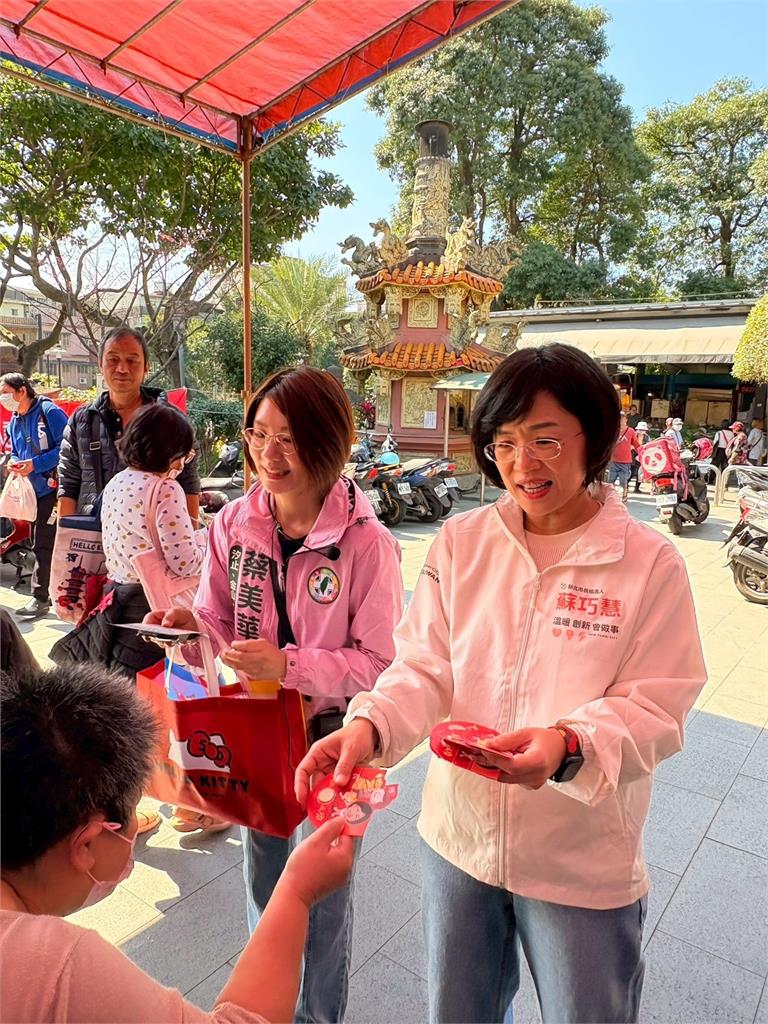 新人出奇招！蔡美華跟垃圾車送濕紙巾拜票  宣導春節清運資訊