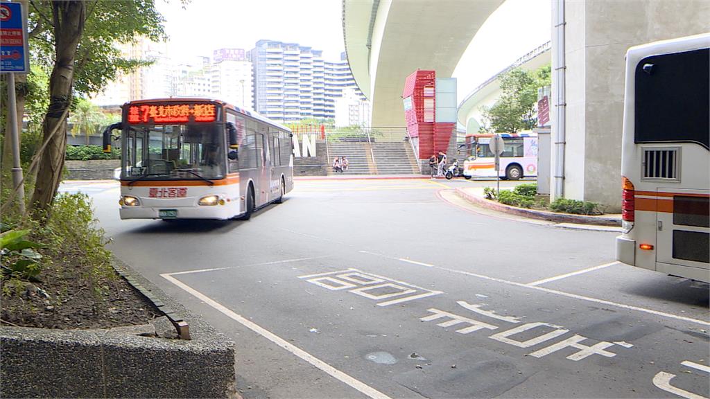 新北公車撞行人腦出血　車內2車客受傷送醫
