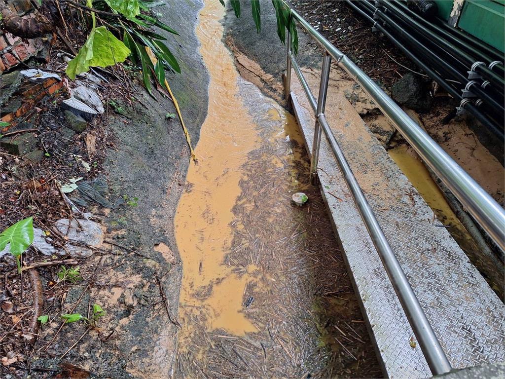 快新聞/整復需700萬!國1南下基隆路段邊坡滑落 基隆綠民代一同會勘