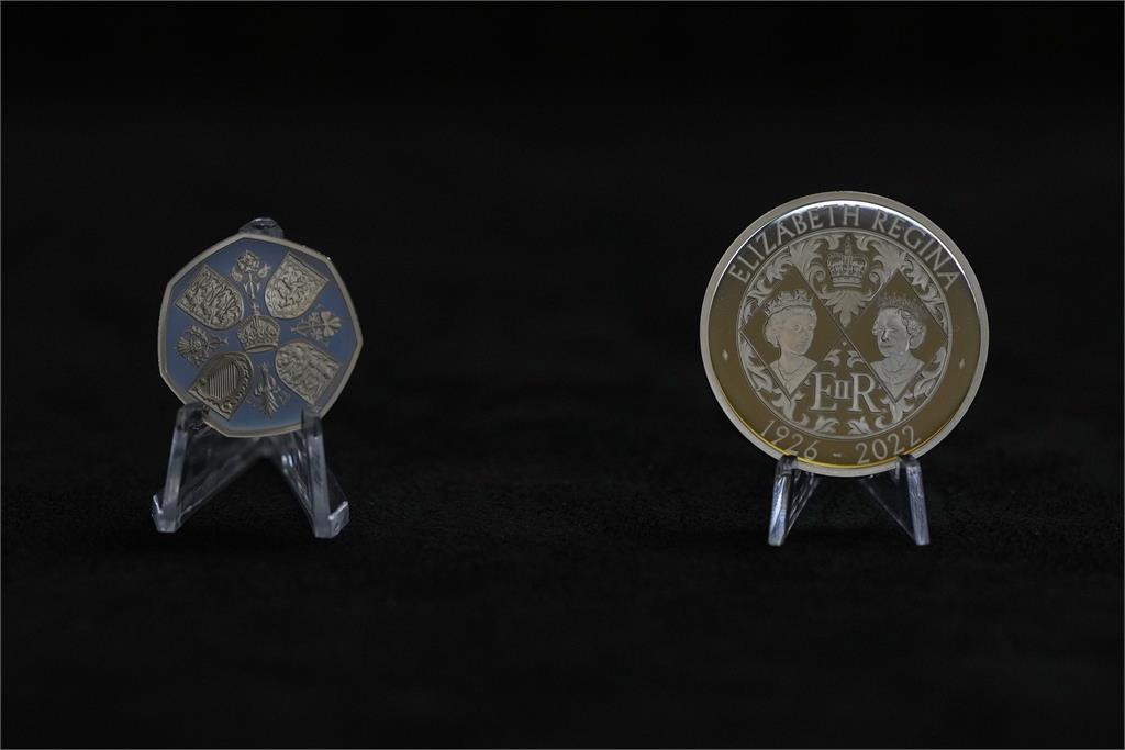快新聞／首枚英王查爾斯三世硬幣亮相　肖像「轉頭」維持傳統