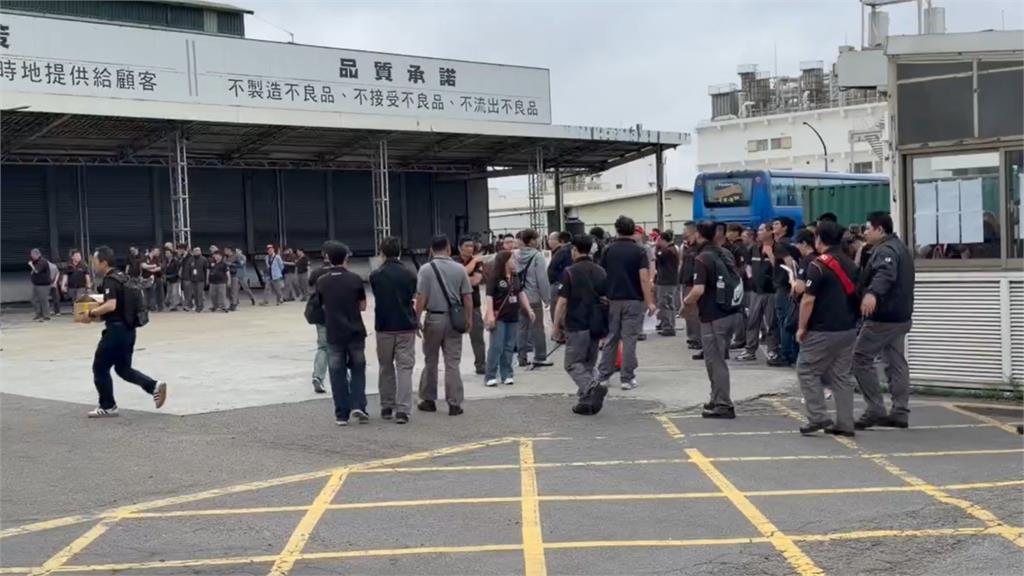 台灣普利司通「關廠裁員」！553人遊覽車載走協商…勞工處：已接獲通報