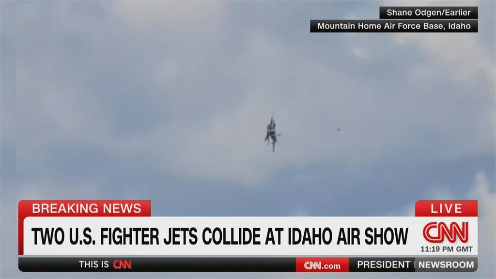 驚險!兩戰機空中盤旋中相撞 4名飛行員緊急彈射跳傘逃生