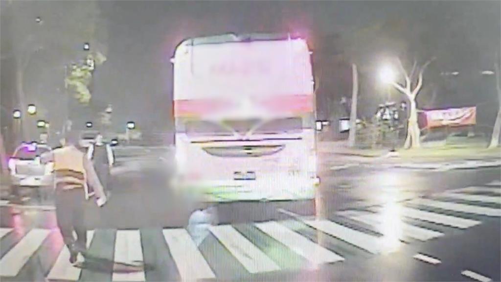 20歲澳門僑生校園走斑馬線 遭公車撞倒卡輪下