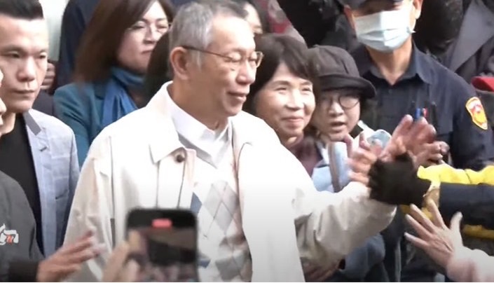 快新聞/阿北回家了! 柯文哲交保微笑步出北院黃國昌也比讚