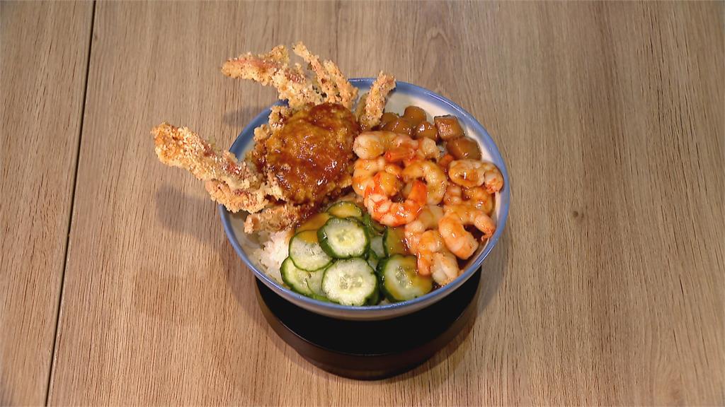 蝦仁炊飯+酥脆軟殼蟹香味十足　獅子頭變身麻辣口味美味上桌