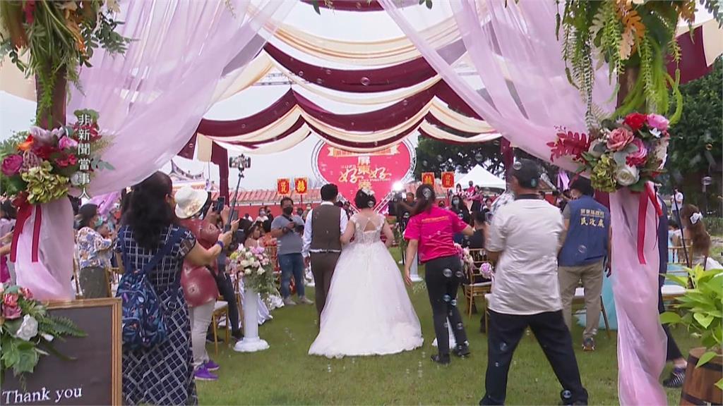 屏東縣府集團婚禮送禮券抽機票 "新人"刻意不登記 年年都來結婚