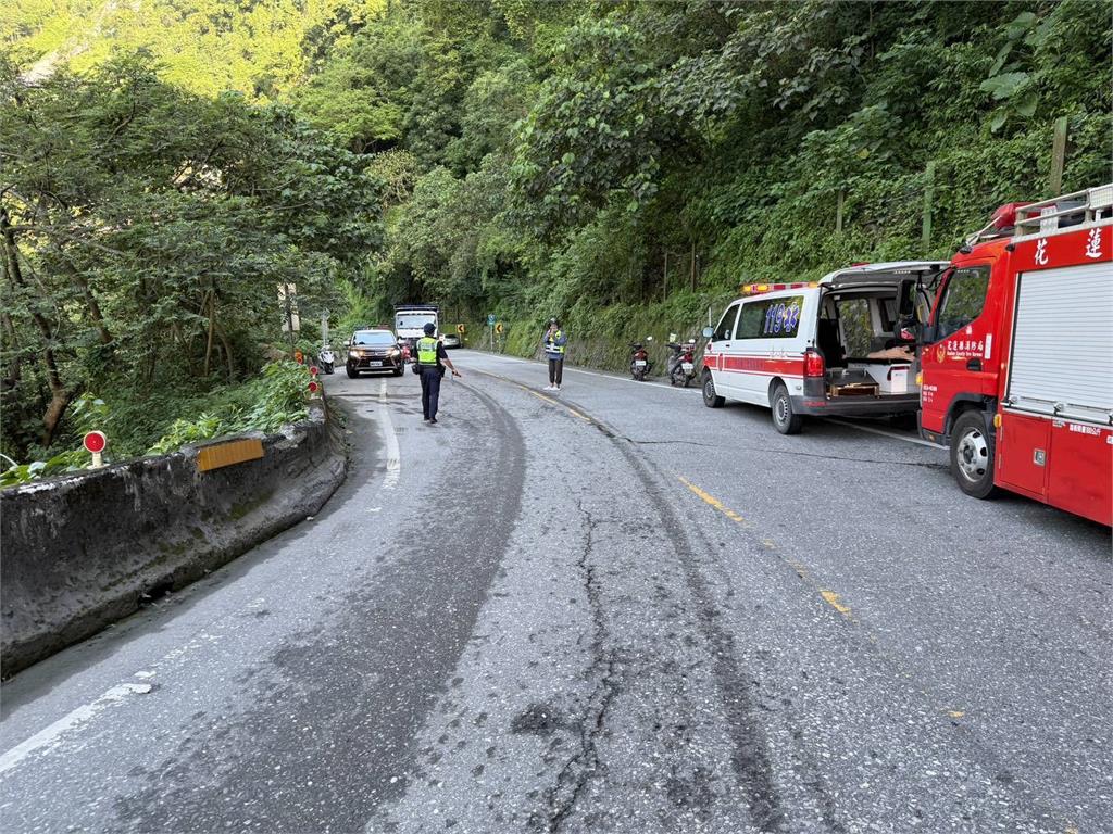 快新聞/疑疲勞釀禍!雙載機車過彎撞護欄墜谷 幸命大「被樹枝卡住」得救
