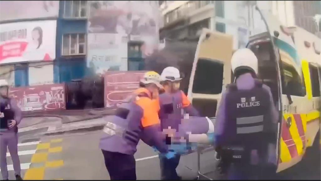 男子情緒失控暴衝捷運站　嚇壞民眾遭五員警壓制在地