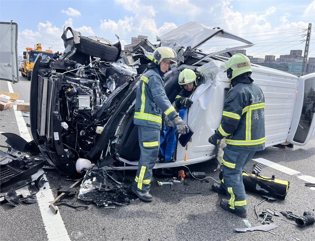 快新聞／國道救護車翻覆意外！　小貨車爆胎路肩停車遭撞