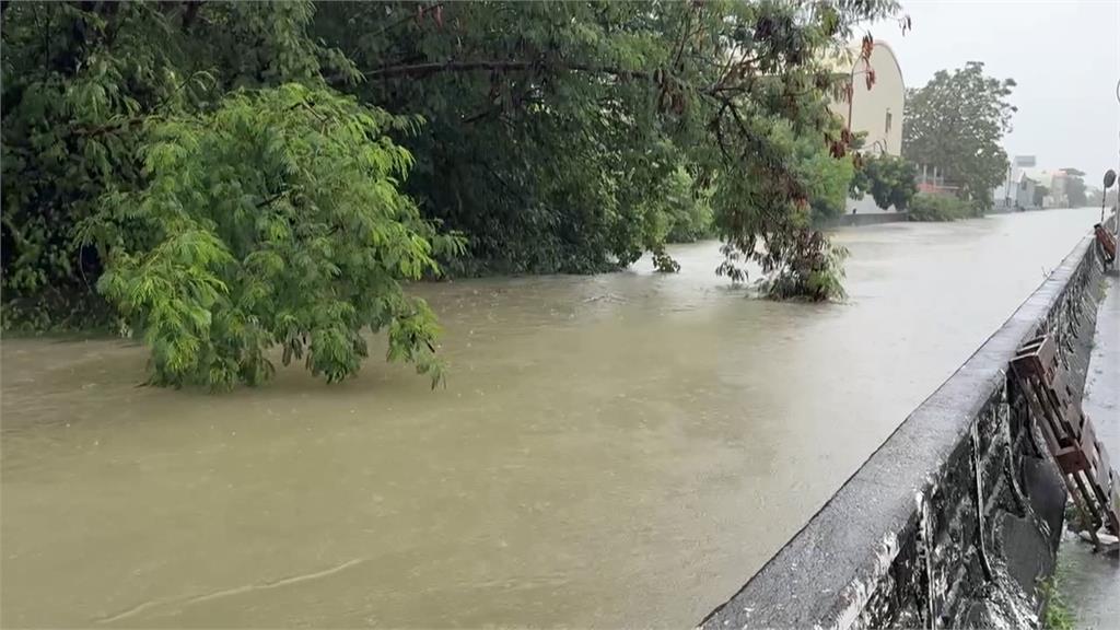 台南永康淹水變河道！　騎車如水上摩托車　生意泡湯牛肉湯店無奈