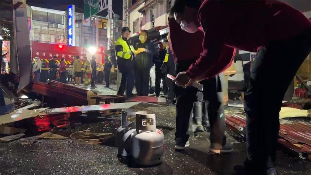 台南民宅疑煮食不慎傳氣爆 "鐵捲門炸飛"滿地狼藉