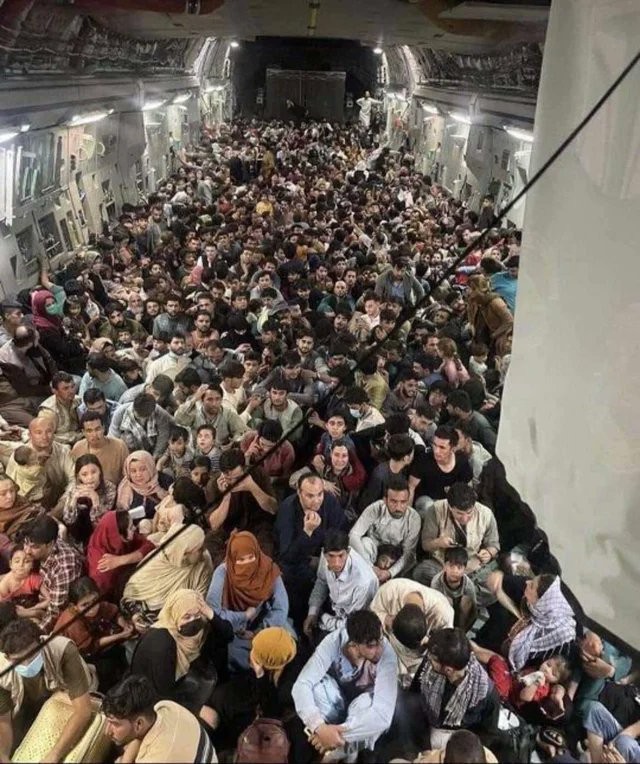 阿富汗「逃亡悲歌」8人命喪輪下！640人擠滿美運輸機「震撼照」曝光