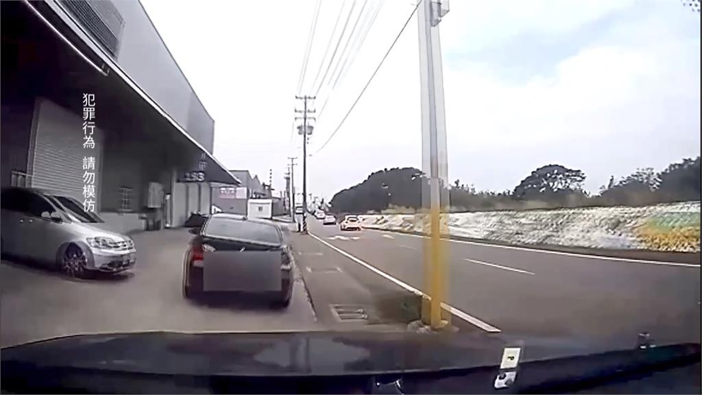 警匪追逐!通緝犯駕車企圖衝撞警方 一路違規撞人掉落稻田就逮