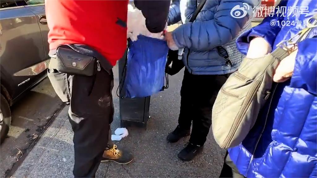 中國大媽到紐約超市購物　「拿一大把免費袋子」網諷：到哪都能丟人