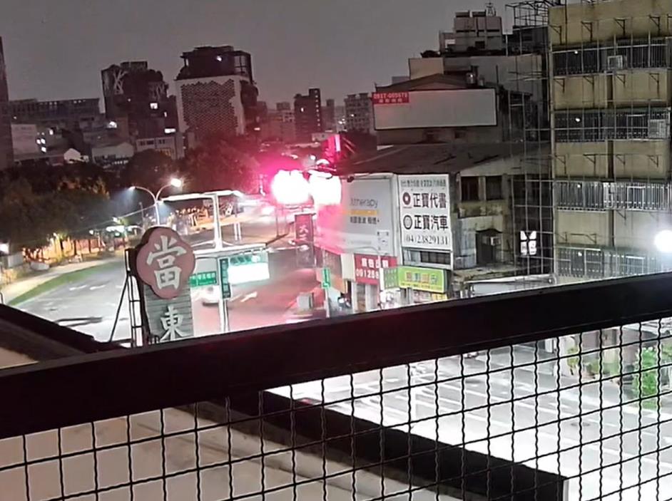 人在店裡睡突遭撞斷魂 轎車深夜衝店面 老婦人當場死亡