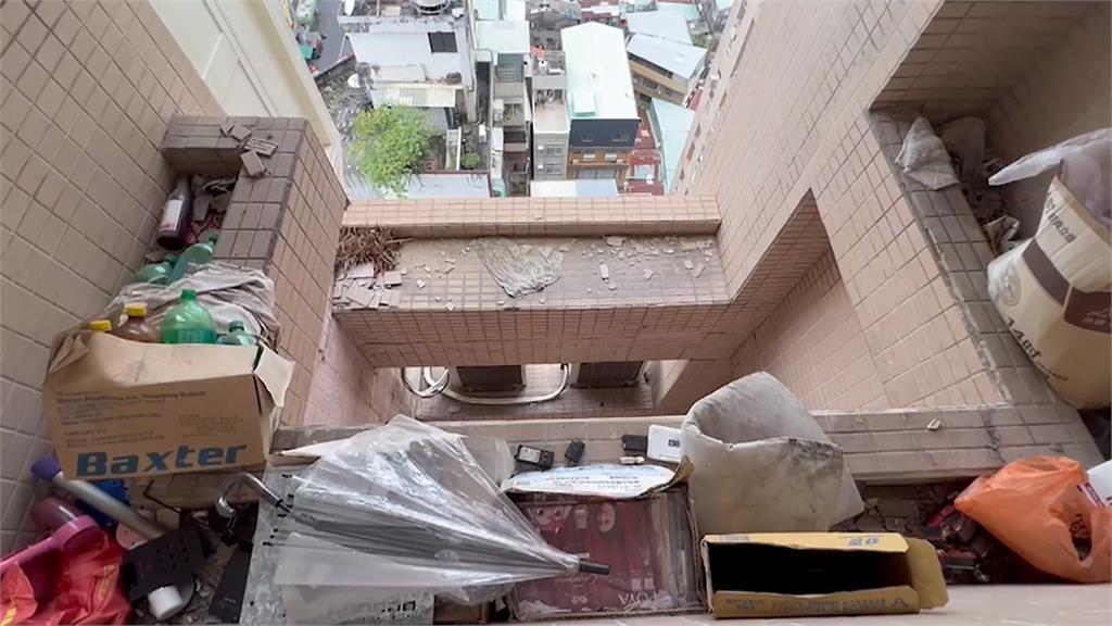 樓梯間堆滿廢棄回收物　民眾抱怨：居住品質低落