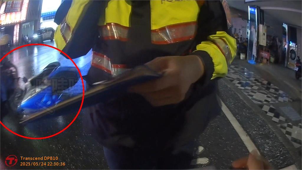 駕駛違規左轉害騎士自摔 警趕赴現場又目睹另起車禍