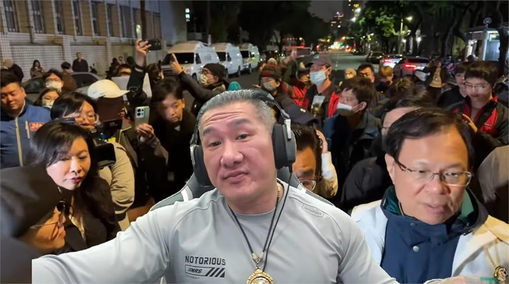 起訴柯文哲/館長直播「不到半小時」現身法院外!警方廣播:不要在這發表演說