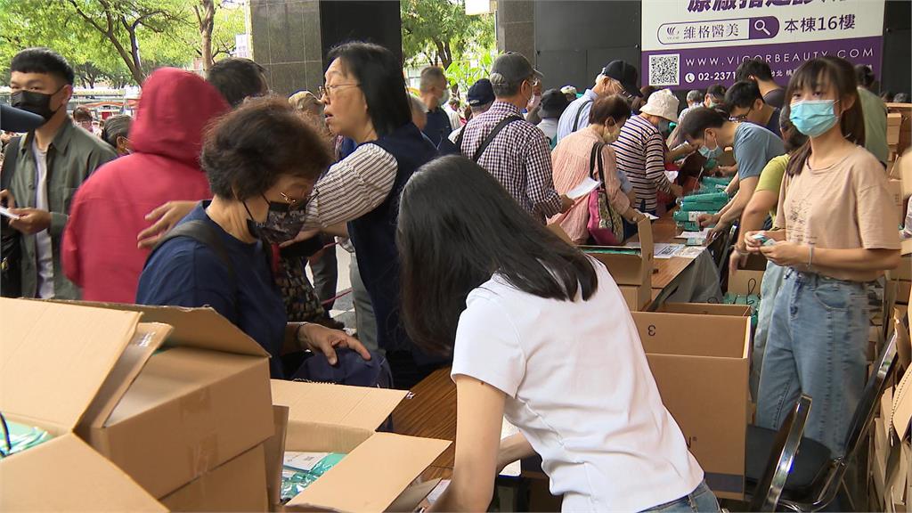 中鋼紀念品「水藍色自動傘」 兌領首日湧排隊人潮 中鋼股東紀念品「水藍色自動傘」 兌領首日台北發放點湧排隊人潮