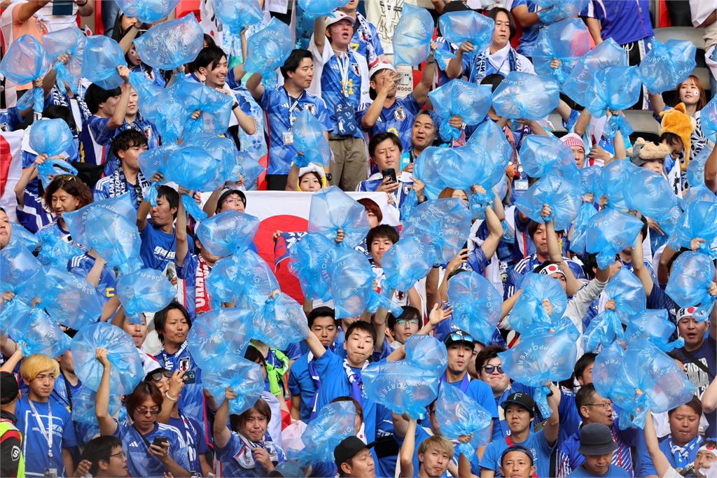 卡達世足／日本球迷獲讚「真正贏家」！輸球仍蹲地撿垃圾FIFA大讚