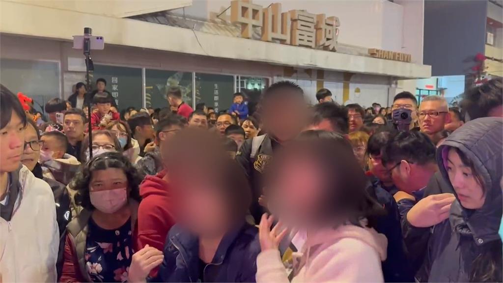 彰化古城踩街嘉年華火舞表演 民眾搶看楊立微「卡位爆口角」