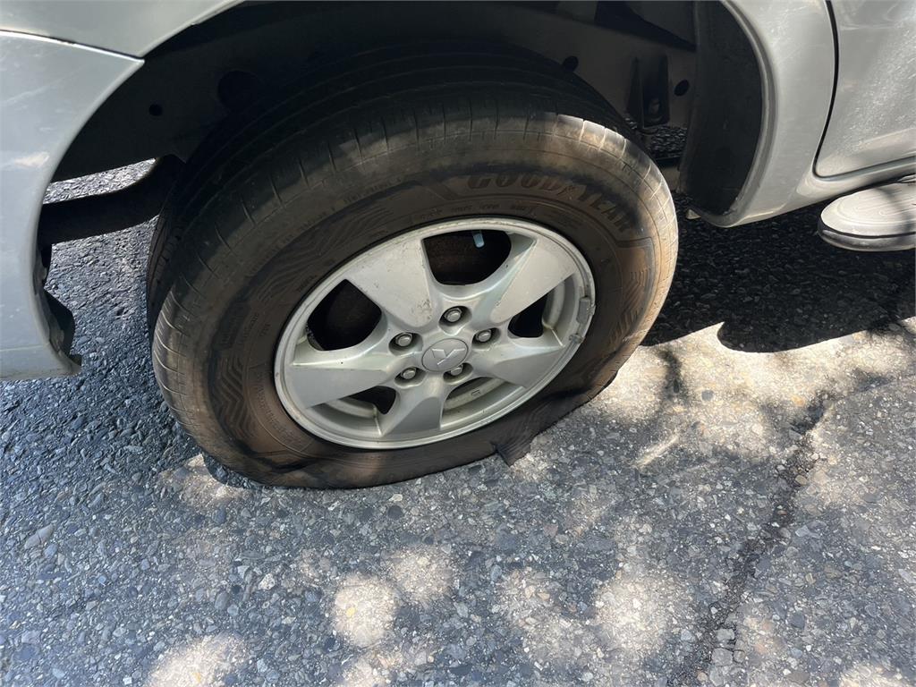快新聞/天降橫禍!台九線落石砸毀車頭 後車也遭波及爆胎