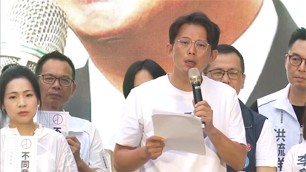 民眾黨反罷免造勢 白衣男闖民進黨中央"蛋洗招牌"