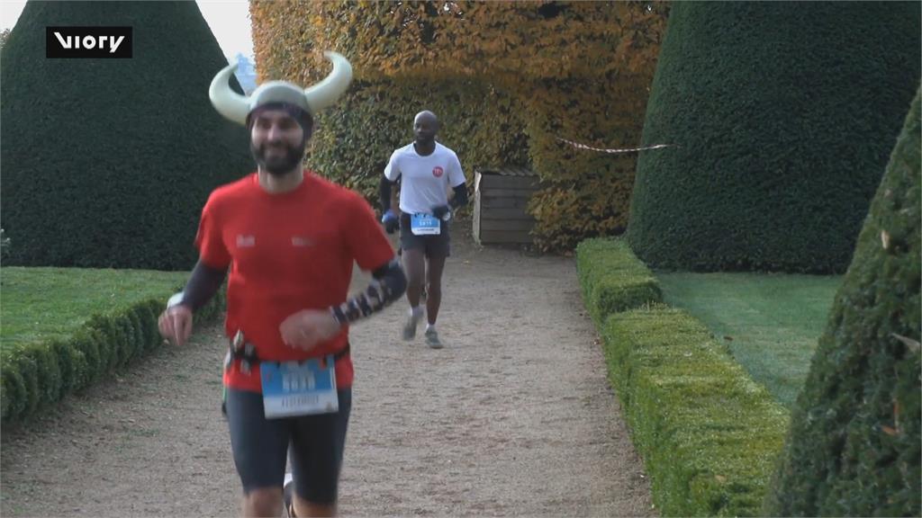 法國馬拉松跑者盛裝開跑　沿路有吃又有玩