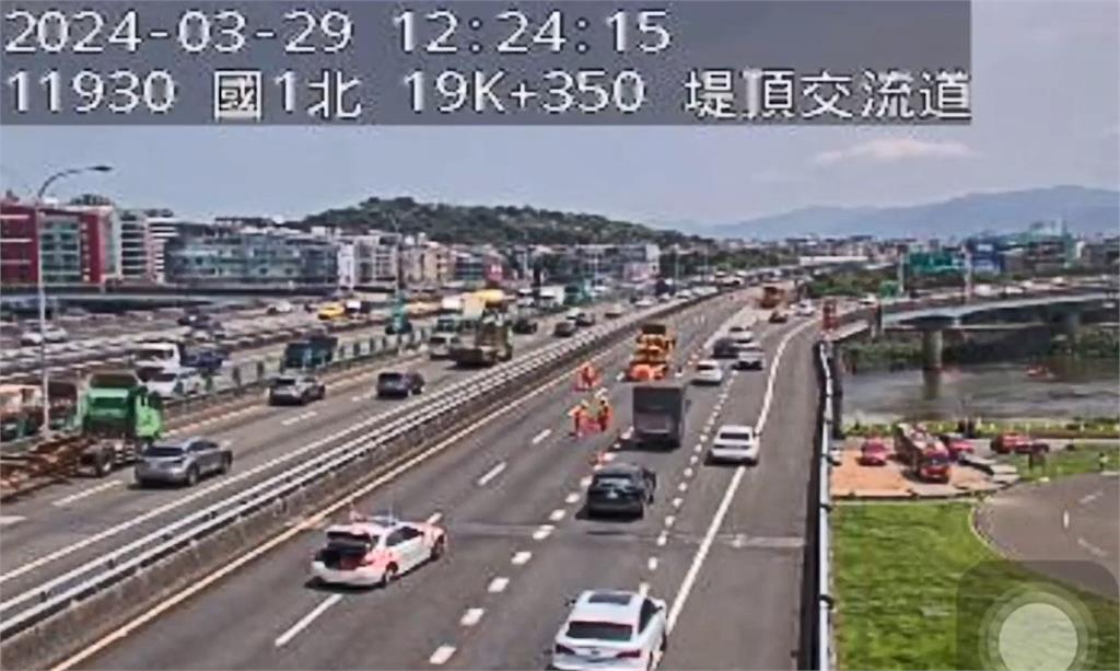 快新聞/重大進展!國1墜河轎車「已鎖定位置」 大吊車趕赴現場馳援