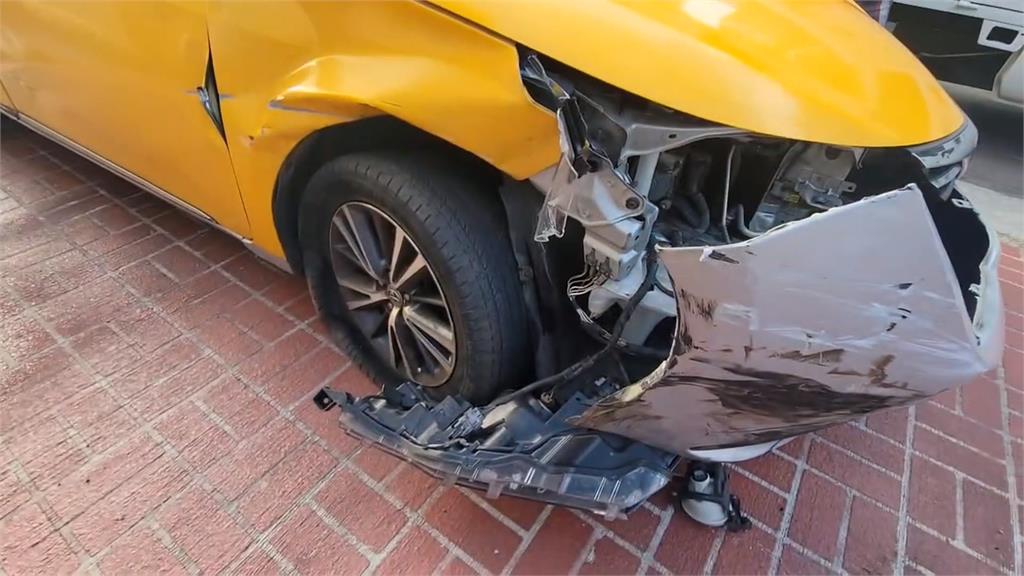 亡命之徒? 賊偷「小黃」開到爆胎 再搶貨車遭制伏
