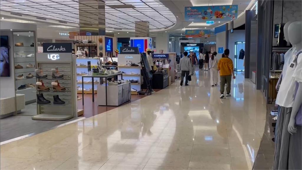 停車樁全滿沒地方停? 男子騎YouBike電輔車 大逛百貨公司