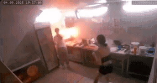 有影／咖啡館女員工「潑水救油鍋」瞬間爆炸　嘻笑錄影下秒變災難片