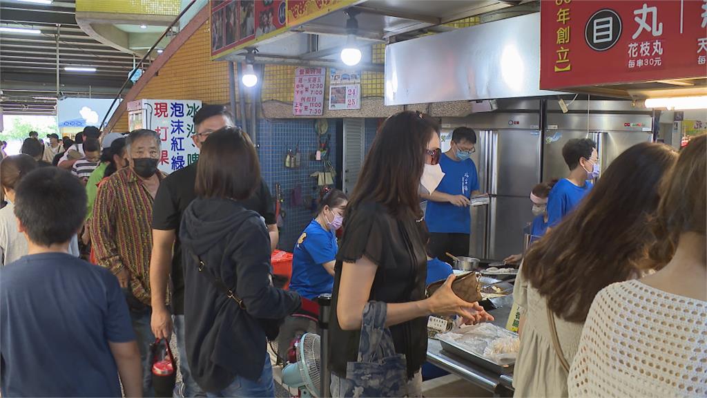 把握端午連假最後一天 遊客擠爆華僑市場大啖海鮮