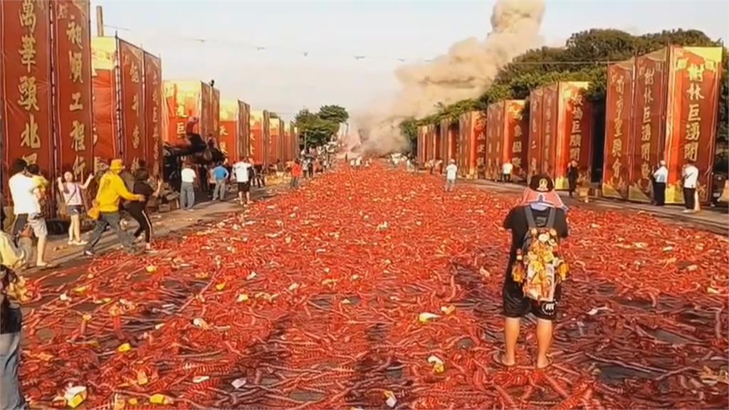 新港宮廟遶境現「鞭炮紅毯」　民眾控炸黑馬路、濃煙釀空污