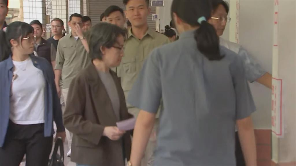 快新聞／核三公投登場！蕭美琴墨綠外套、牛仔褲現身　面露微笑行使公民權
